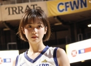 半岛体育app-篮球美女在场边助阵，笑容灿烂，尽显魅力