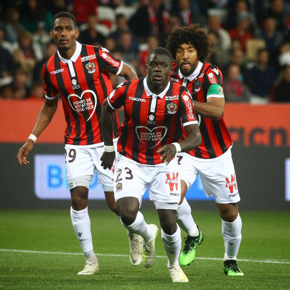 包含尼斯震撼屹立强队行列，法甲冠军争夺纷繁复杂的词条