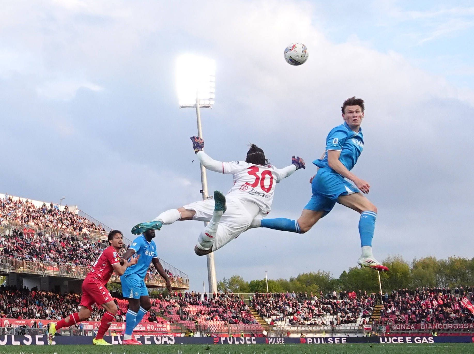 罗马队员全力拼搏，勇夺宝贵三分的简单介绍