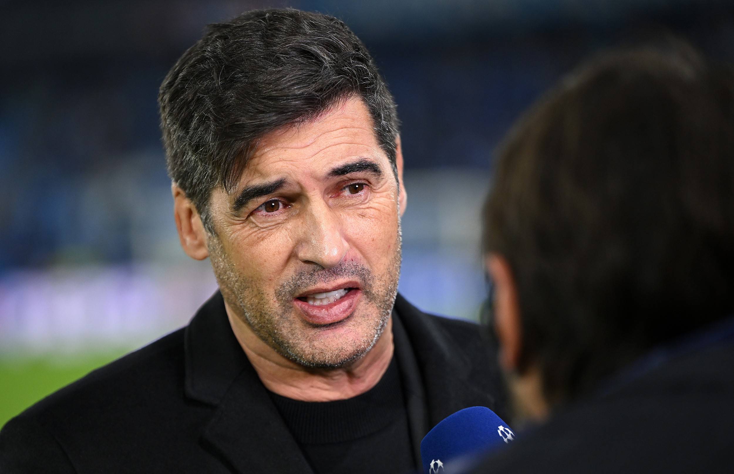 包含里昂主帅面临下课压力，球队整体表现疲软的词条