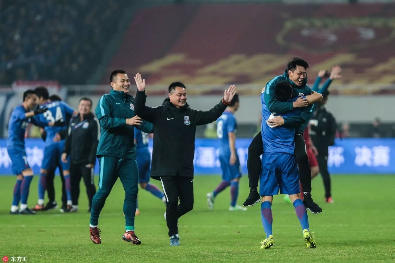 力拼胜利！球员奋勇争夺冠军宝座的简单介绍