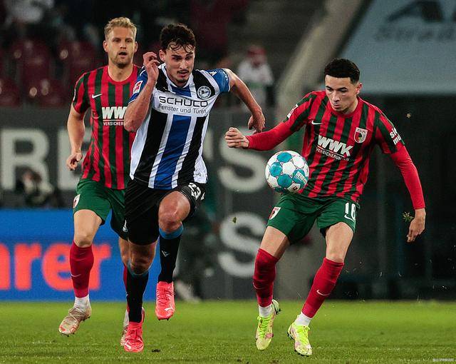 包含奥格斯堡球员士气高涨，备战下一场比赛的词条