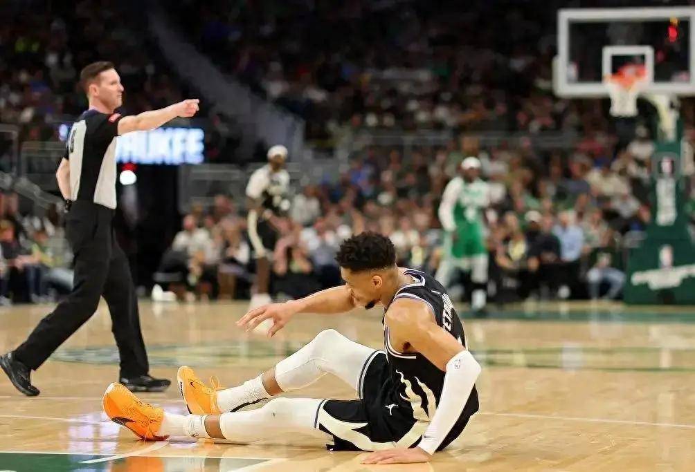 球队未能在最新一场比赛中取得胜利，教练寻找胜因的简单介绍