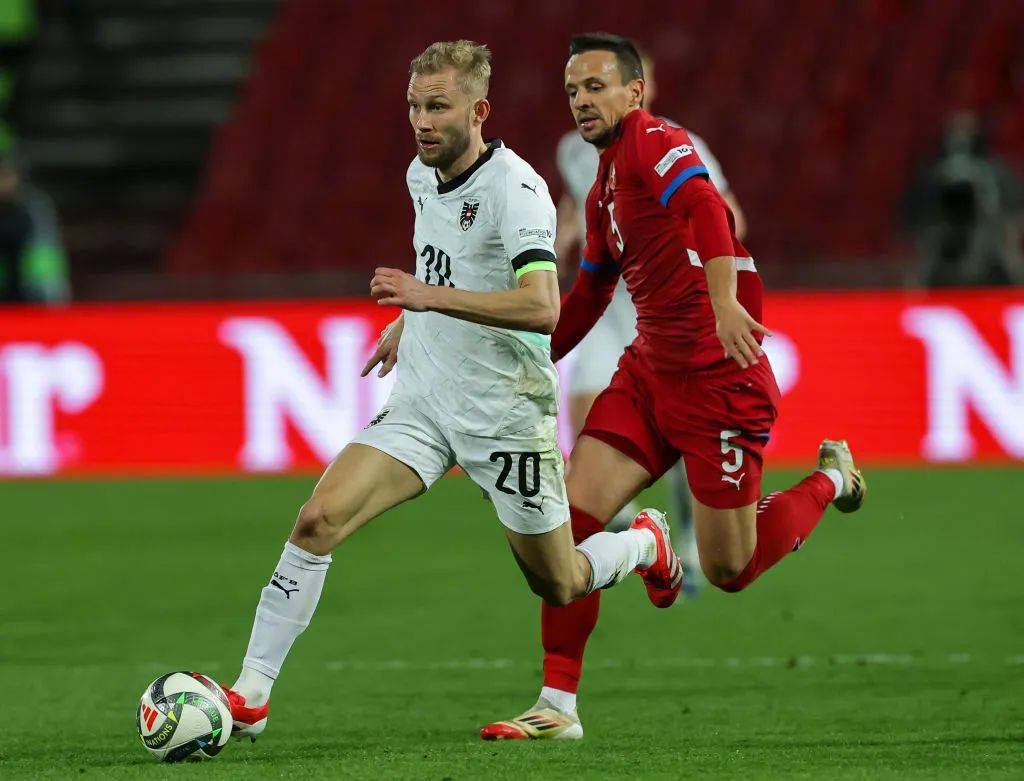 塞尔维亚队在激烈比赛中获得惊险胜利