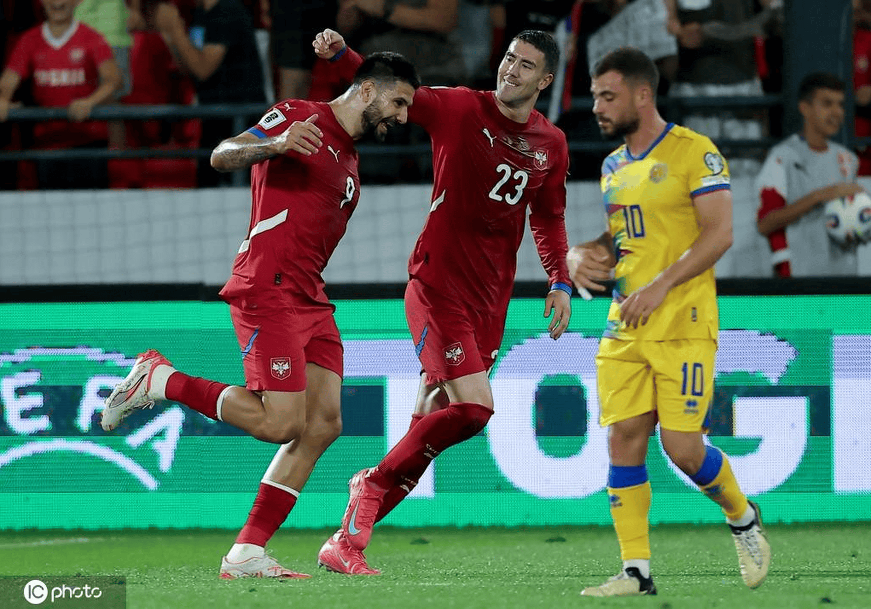 塞尔维亚队在激烈比赛中获得惊险胜利