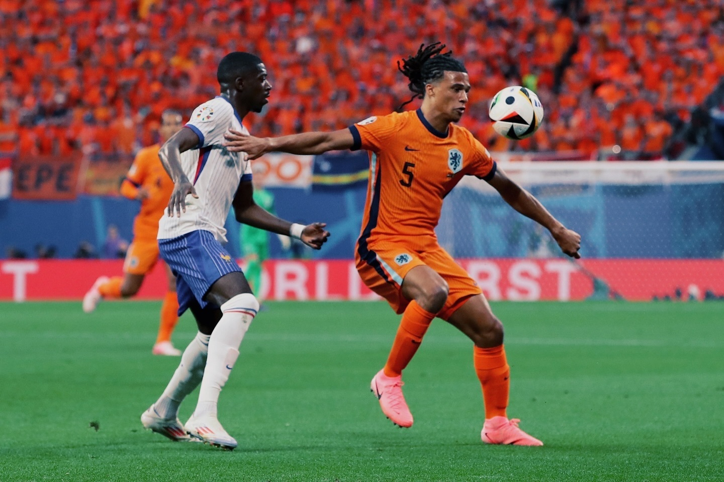 联赛争夺激烈，球队实力逐渐暴露的简单介绍