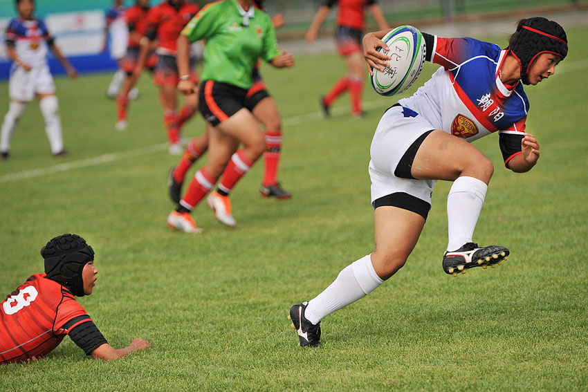 包含爱尔兰与威尔士友谊赛上展开激烈对抗的词条