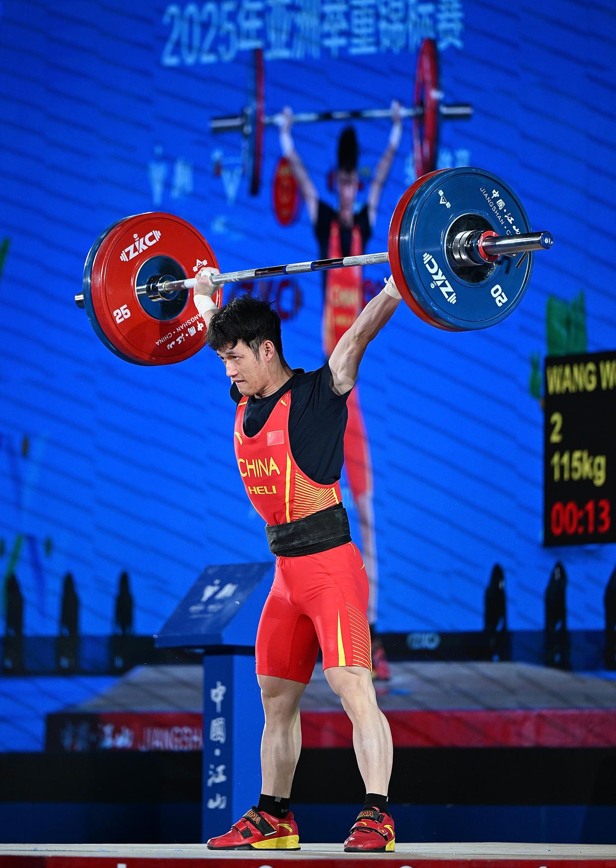 保加利亚举重选手刷新全国纪录 保加利亚举重选手刷新全国纪录