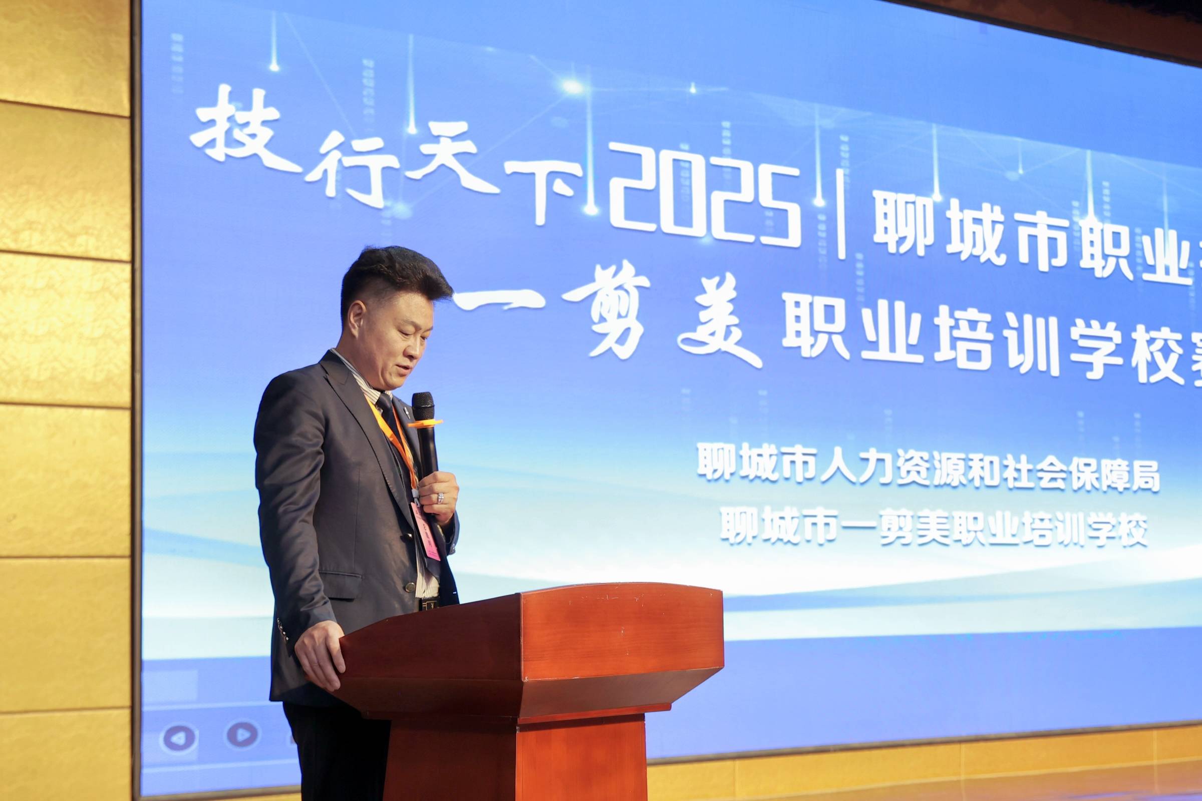 包含人整装待发，迎接新一轮比赛的词条