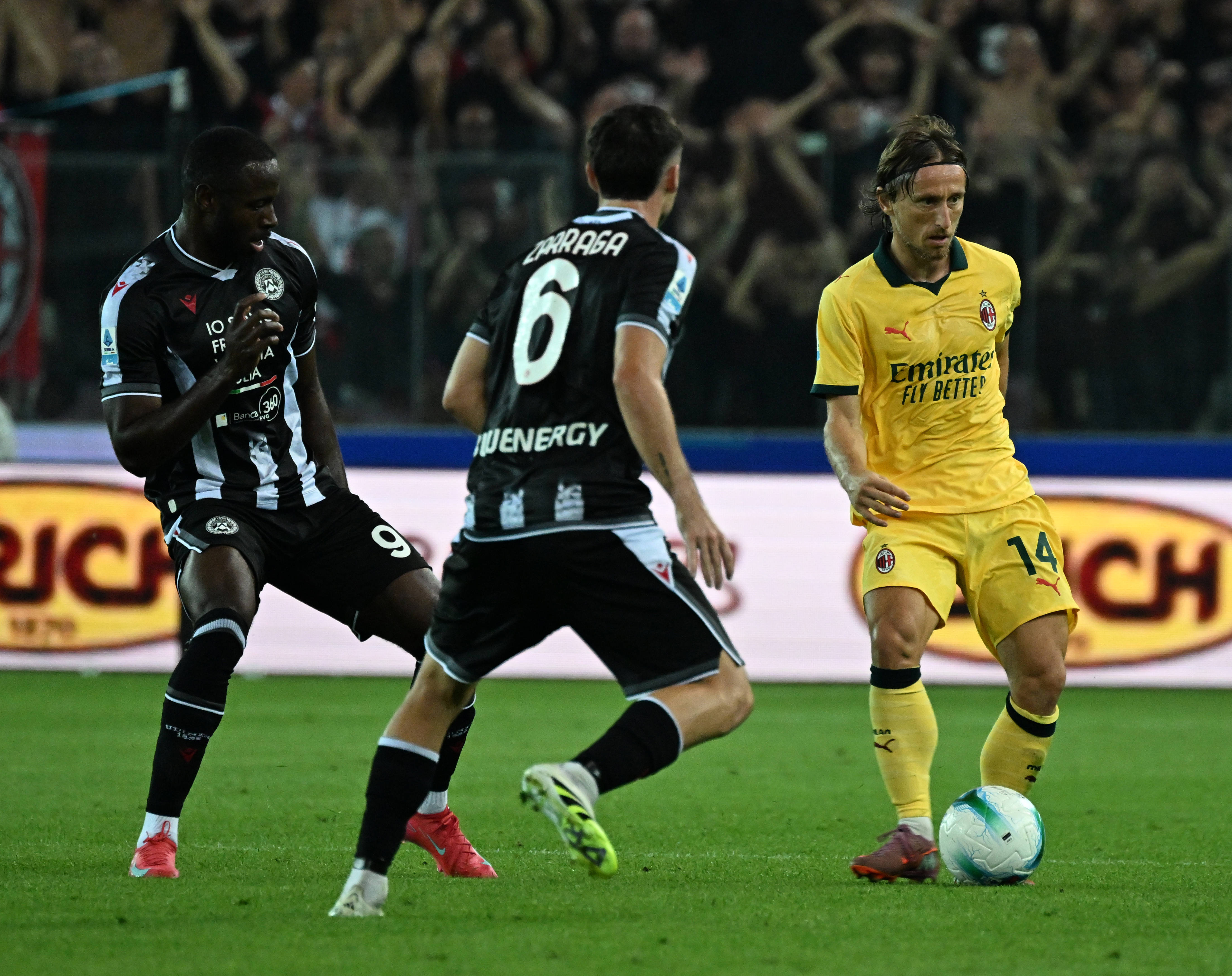 AC米兰新赛季引援大规模启动，力争冲击意甲巅峰