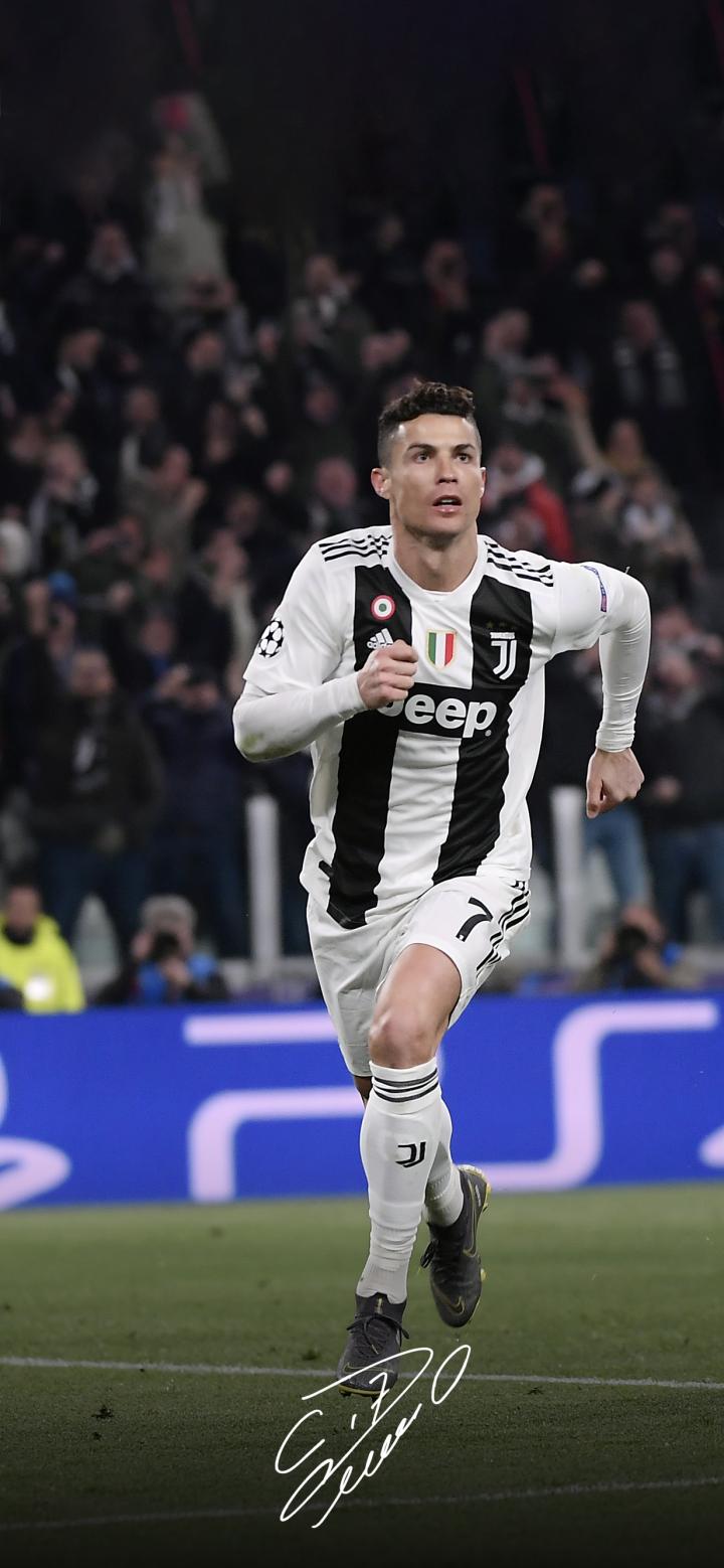 C罗完成转会手续正式加盟尤文，开启新征程