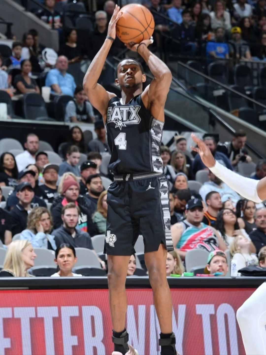 雷霆逆转马刺,主队全员发挥出色 雷霆逆转马刺,主队全员发挥出色