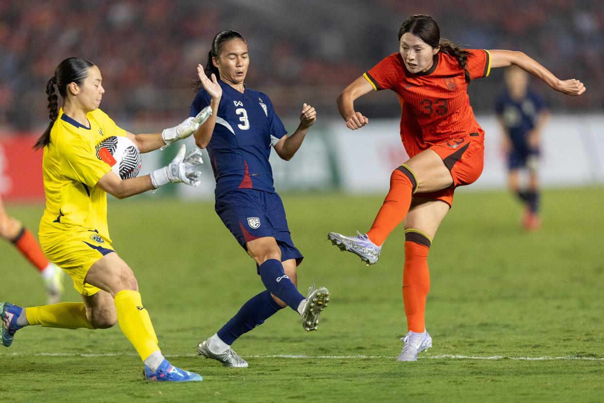 国际足球界女运动员斩获赛场胜利